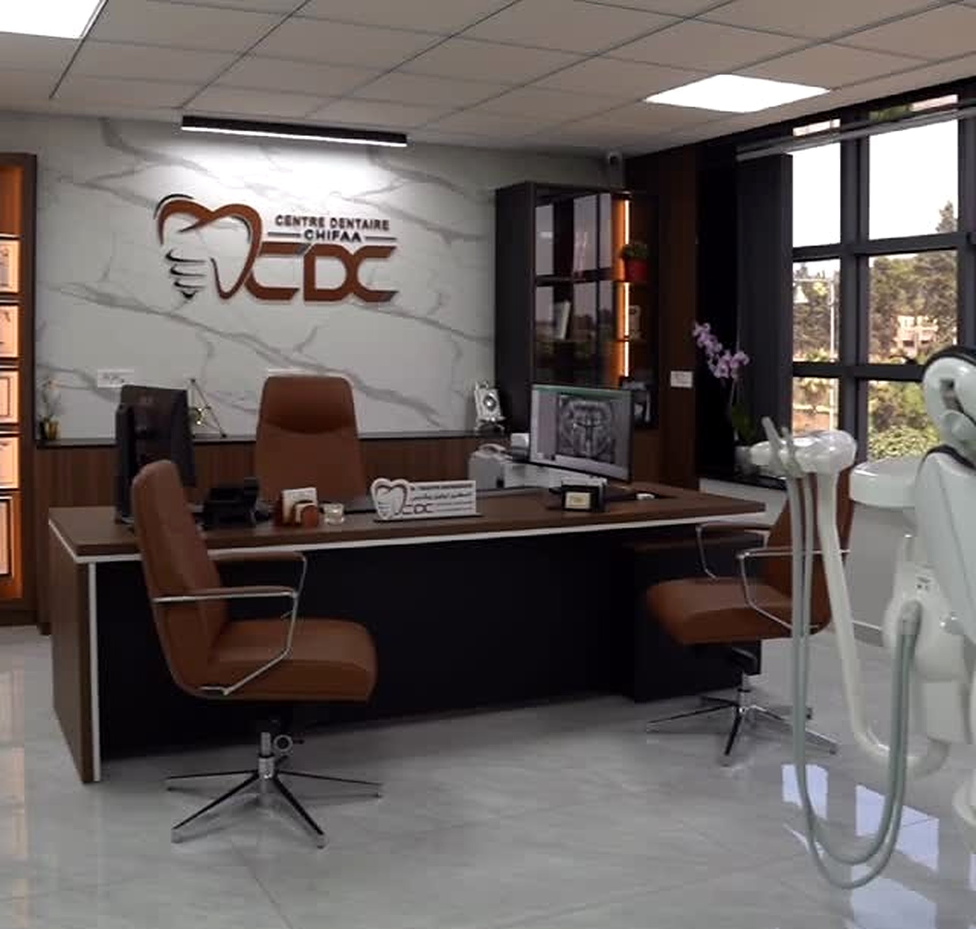 Bureau du praticien et mur au logo CDC