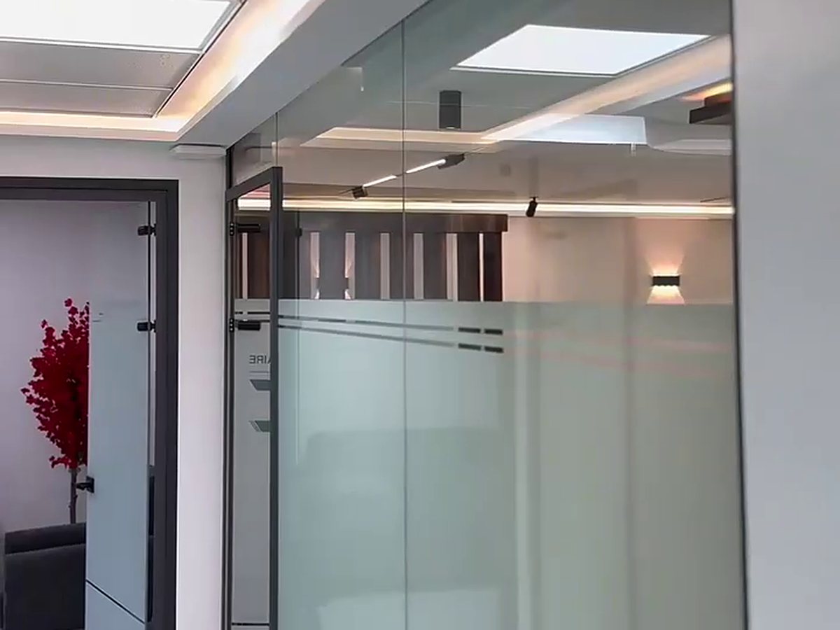 Couloir et cloisons vitrées du cabinet