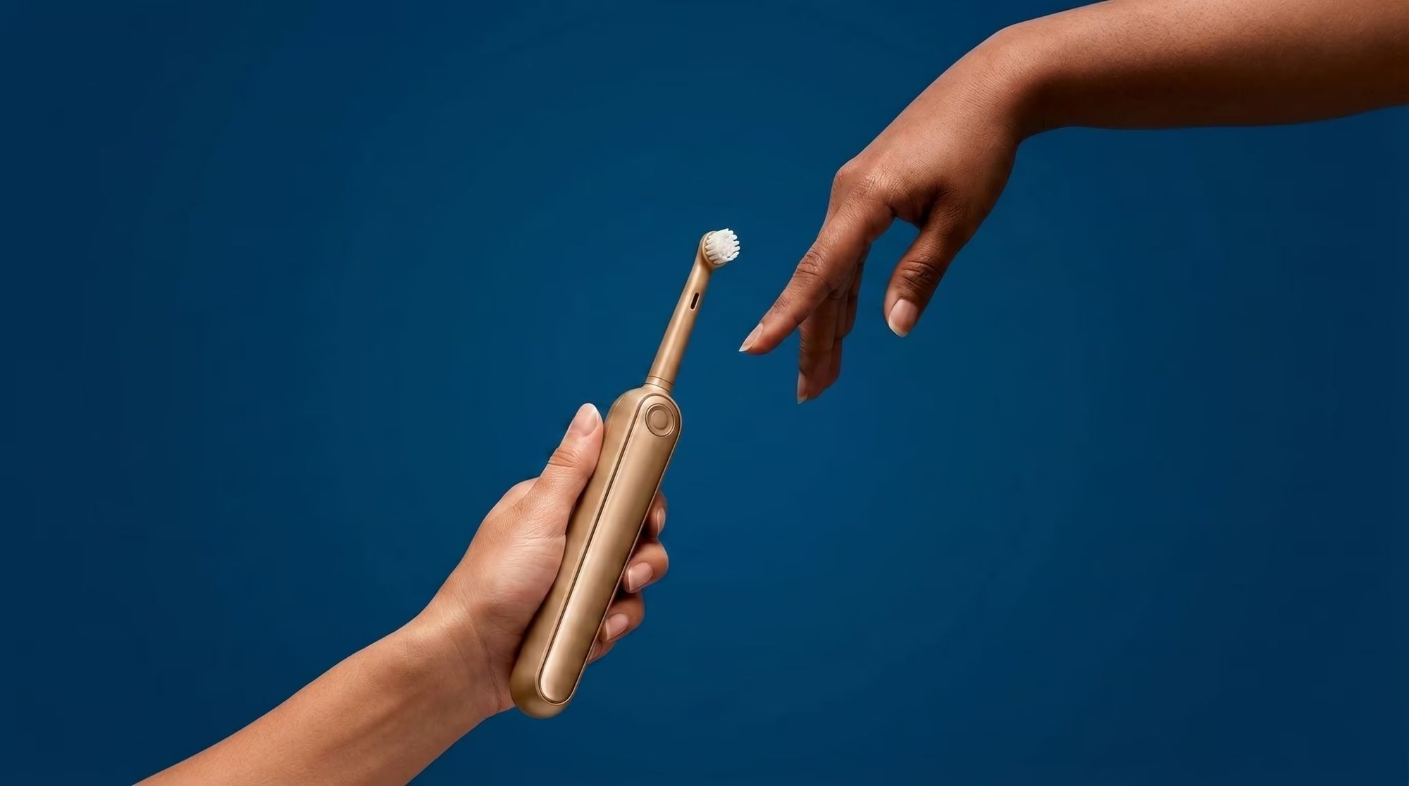 Main tendant une brosse à dents électrique vers une autre main, sur fond bleu