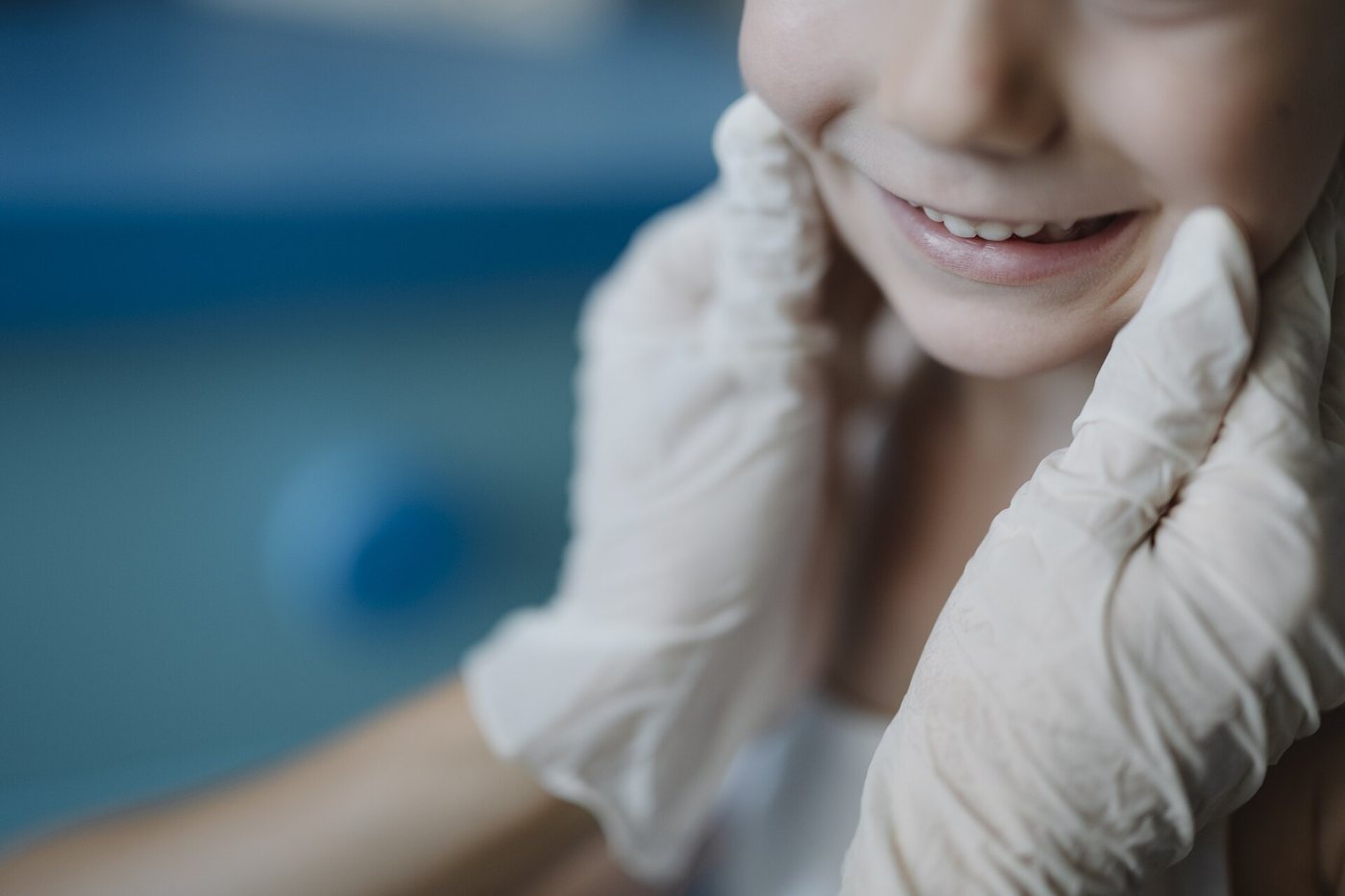Examen dentaire d'un enfant avec des gants