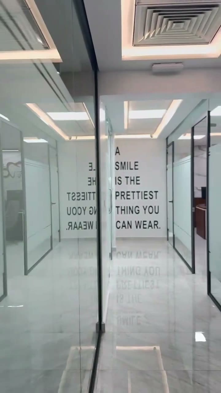 Entrée du cabinet et mur à la citation sur le sourire