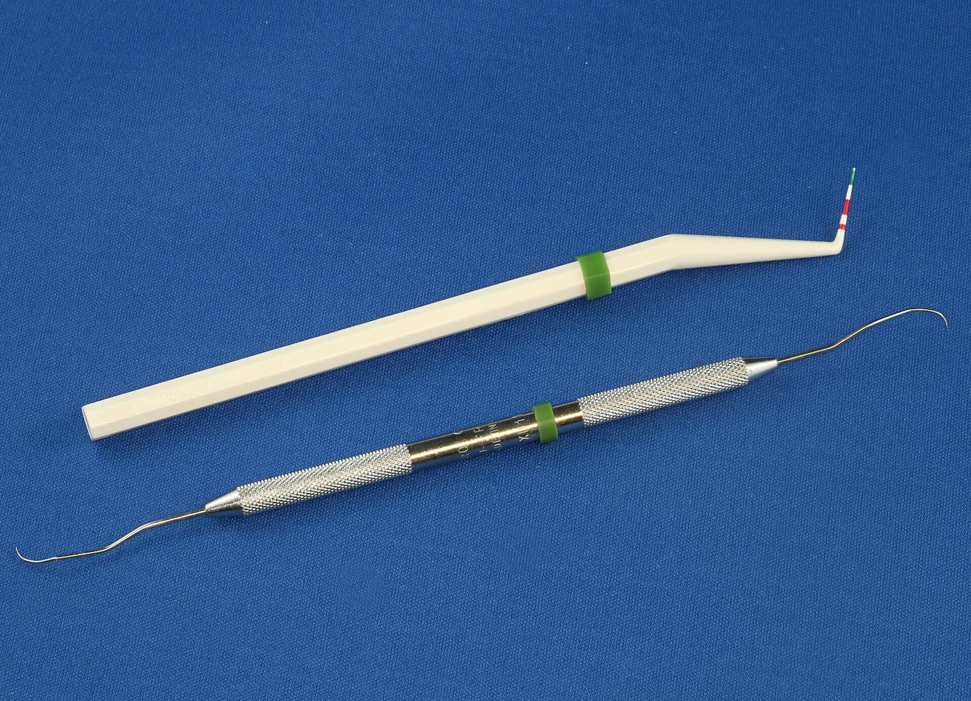 Sonde parodontale utilisée pour le bilan des gencives